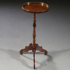 Antieke wijntafel / bijzettafels / Gueridon ca 1900 in noten met opengewerkt messing hekje (No.880210)