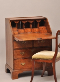 Antieke bureaus / secretaire / klepbureau ca. 1850 noten met achter de klep een klein... (No.73800)