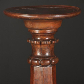 Antieke bijzettafels / Robuuste  zuil / piëdestal of lampetafel ca. 1850 in notenhout (No.491756)