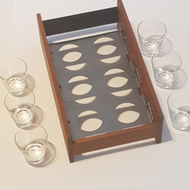Antiek varia / Art deco houder met 6 flinke borrelglazen of shotglazen ca. 1940 met kantelmechaniek (No.370772)&
