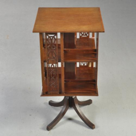 Antieke bijzettafels / Kleine boekenmolen ca. 1920 met opengezaagde paneeltjes en inlegwerk (No.320858)