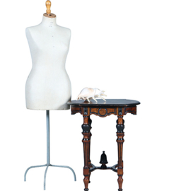 kordate Willem III bijzettafel in noten met zwart bijzonder gedetailleerd en gesneden (No.400935)