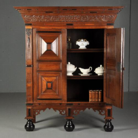 Antieke kast / Gederse kussenkast 1680-1700 met ebbenhouten accenten(No.490132)