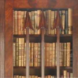 Antieke kast / Franse boekenkast  in mahonie met in elke deur 3 uit hout gestoken pijlen (No.560350)