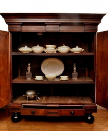 Antieke kast / Hollandse eikenhouten kussenkast met ebbenhouten accenten ca.1700 (No.473904)