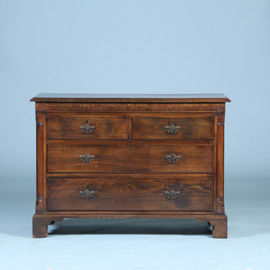 Strakke stoere ladenkast op bracket feet mooie patina  afgeronde hoekstijlen (No.391110)