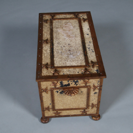 Antieke IJzeren beschilderde Empire kist in prachtige oude kleur op bolpoten en met sterren ca 1810 (No.431565)