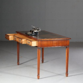Antieke bureaus /  Engelse schrijftafel in mahonie ca. 1940 met donker bruin leer (No.611655)