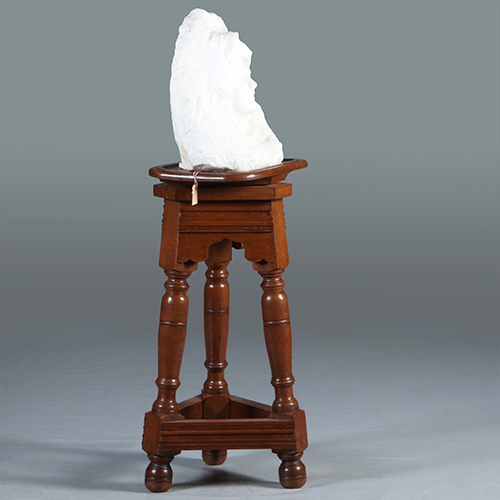 Robuuste piëdestal of atelier bok ca 1890 voor presentatie van kunstwerk ca 1900 (No.301622)