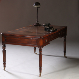 Schrijftafel ca 1930  in mahonie met leer ingelegd op gedraaide poten (No.212820)