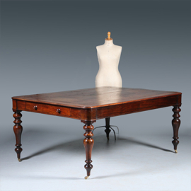 Werktafel óf eetkamertafel met geweldig mooi doorleefd leer een echte leeftafel ca 1840 (No.W283035)