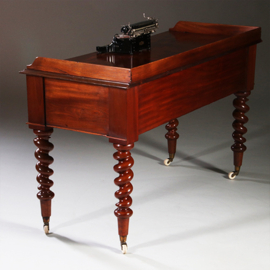 Victoriaanse mahoniehouten schrijftafel ca 1870 met gedraaide poten en kleine opstaande rand (No.211905)