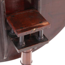 Antieke bijzettafels / Georgian III Tilttop ±1800 met Bird cadge altijd de juiste sandwich voor handen (No.841245)