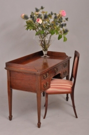 Antieke bureaus / Kleine Engelse mahonie schrijftafel ca. 1890 (No.463422)