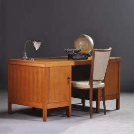 Antieke bureaus / Plat bureau Haagse School ca. 1920 blond eiken hout met essenhouten knoppen (No.256491)