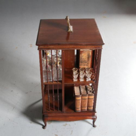 Antieke bijzettafels / Engelse mahonie boekenmolenmet gedraaide spijltjes ca. 1890 op een vierkant vast onderstel (No.582943)