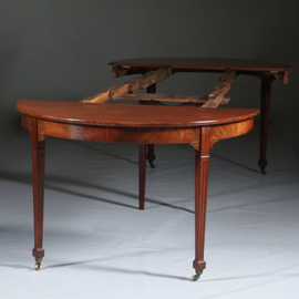 Louis Seize Coulissetafel ca 1800 met 4 inlegbladen verlengbaar tot 12 personen (No.281420)