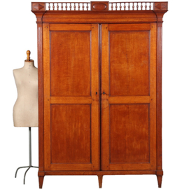 Louis Seize  "Kantoortje" of boekenkast ca 1790 in blond eikenhout met schitterende patina en afneembaar hekje(No.452440)