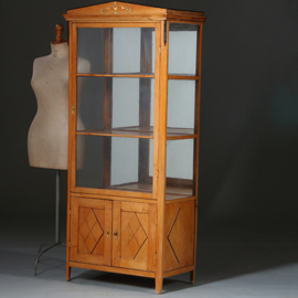 Kersenhouten vroeg Biedermeier vitrinekast blond met zwarte accenten ca 1815 (No.962615)