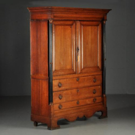 Antieke kast / Doorleefd Hollands kabinet met uitzonderlijke doorlopende zuilen  ca. 1815 (No.520415)