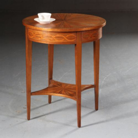 Antieke bijzettafels / wijntafels / Ronde notenhouten bijzettafel ca. 1910 met ingelegde zonnestralen (No.542451)