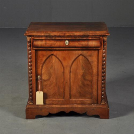 Antieke kast / Biedermeier penantkastje ca. 1840 in mahonie met bloemmahonie spitsboogpanelen (No.101741)