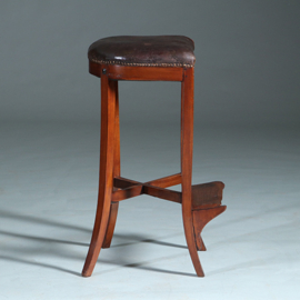 Antieke kruk ca 1810 op 4 sabelpoten met voetenplank het leer prachtig doorleefd  (No.740445)