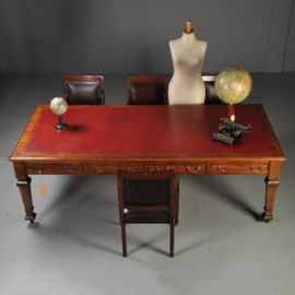 Antieke bureaus / Partner schrijftafel 2,44 m. lang met 8 laden ca. 1890 rood ingelegd (No.341623)