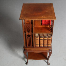 Antieke bijzettafels / Engelse mahonie boekenmolen ca. 1900 op een vierkant vast onderstel (No.610954)