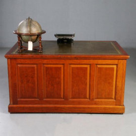 Antieke bureaus / Bureau met groen leer en dichte achterzijde ca. 1875 in eiken met worteleik (No.781993)