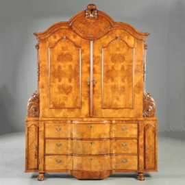 Antieke kast / Uitzonderlijk Hollands barok 4-deurs kabinet ca. 1735 in blond (wortel)notenhout (No.351051)