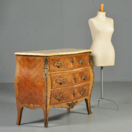 Antieke kast / Gebombeerde notenhouten commode ca. 1920 met rijk brons beslag en marmer blad.(No.430616)