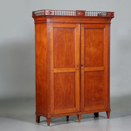 Louis Seize  "Kantoortje" of boekenkast ca 1790 in blond eikenhout met schitterende patina en afneembaar hekje(No.452440)