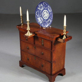 Antieke kasten / Kleine vroeg Georgian commode ca 1750 met kleine zijladen en tirette (No.882445)