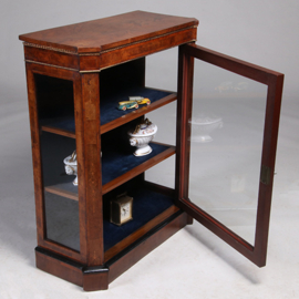 Lage eendeurs vitrinekast met aan drie zijde glas en bronzen details (No.322155)
