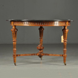 Antieke bijzettafels / Ronde Engelse tafel ca. 1880 in notenhout met zwart gepolitoerde rand. (No.441711)