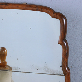 Soester spiegel ca 1800 met origineel tweedelig spiegelglas (No.231615) Hoogte 0,85 m.