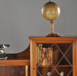 Antieke kast / Engelse boekenkast, deels open en met houten wegklapbare stofvangers (No.479902)