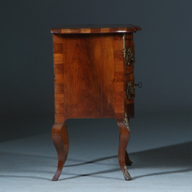 Kleine Dresdener Barok commode ca 1860 in noten met wortelnoten en uittrekbaar blad (No.400940)
