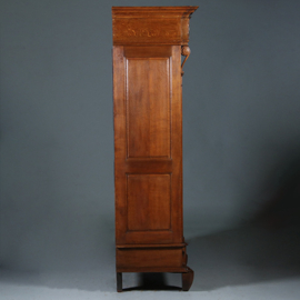 Franse eiken tweedeurskast op drie gestoken poten ca 1800 (No.960605)