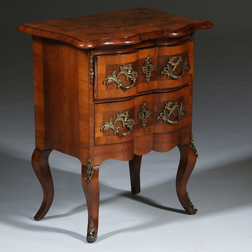 Kleine orgel gebogen commode ca 1750 met schrijfblad of schenkblad wortelnoten (No.303010)