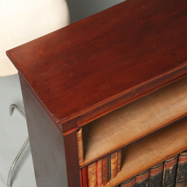 Lage brede open boekenkast in mahonie met zwart lederen biesjes ca 1910 (No.450355)