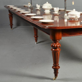 Antieke tafel / Mahonie eetkamertafel / vergadertafel ruim 4 m. lang voor zeker 18 personen (No.270549)