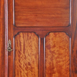 Antiek kasten / Strak mahonie kabinet ca. 1880 met 2 laden en gepaneelde deuren (No.891922)