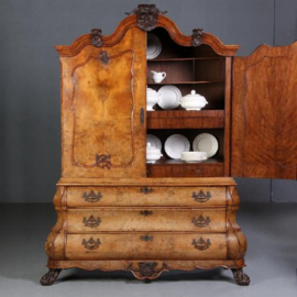 Antieke kasten / Klein Hollands rococo kabinet in wortelnoten ca. 1750 dubbel gebogen (No.670646)