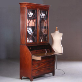 Antieke kast / Engelse secretaire ca . 1800 met orgelgebogen en  getrapt en gebogen interieur en oud groen leer (No.640851)