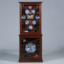Bijzonder ondiepe vitrine kast met geslepnglas en 8 verstelbare planchettes ca 1865 (No.431560)