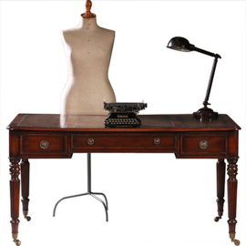 Schrijftafel ca 1930  in mahonie met leer ingelegd op gedraaide poten (No.212820)