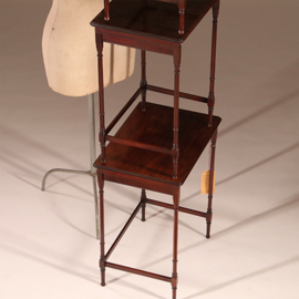 Antieke bijzettafels / Mimi set van 4 tafeltjes ca. 1925 Engels "Nest of table" (No.893001)