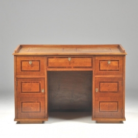 Antieke bureaus / Compact robuust bureau met 3 laden en deurtjes met schijnladenfronten ca. 1875 (No.583011)